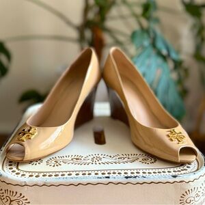 Tory Burch Tan Patent Leather Benton Peep Toe Wedges